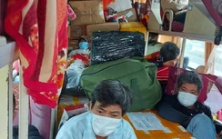 Phát hiện số lượng khủng hàng lậu trên khoang hành khách xe giường nằm