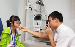 Đừng phó mặc đôi mắt của con cho cửa hàng kính