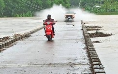 Bình Định: Mưa trắng trời, giao thông chia cắt do lũ, học sinh nghỉ học