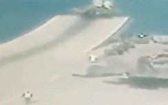 Cận cảnh tiêm kích 130 triệu USD của Anh lao từ tàu sân bay xuống biển