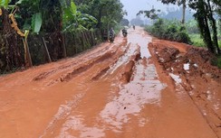 Dân đánh vật trên đường cứu nạn dở dang, hư hỏng như “ruộng cày”
