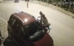 Xuất hiện nhóm thanh niên lạ đập phá nhiều ô tô trên vỉa hè ở Yên Bái