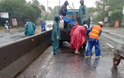 Đội mưa khắc phục hư hỏng nền, mặt đường do mưa lũ trên QL1 Bắc miền Trung