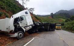 Rợn người xe tải "ghếch chân" chênh vênh bên bờ vực trên đèo Lò Xo