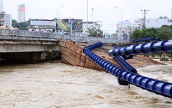 Nóng: 2 sà lan đâm vỡ đường ống nước, va vào cầu ở Nha Trang