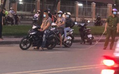 Bị truy đuổi sau khi cướp, nam thanh niên dùng dao cướp xe máy để tẩu thoát