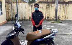 Đang đi đường, người phụ nữ bị kẻ xấu chặn cướp xe máy