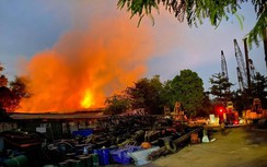 Xưởng gỗ ở TP.HCM đỏ rực chìm trong biển lửa, người dân ôm đồ tháo chạy