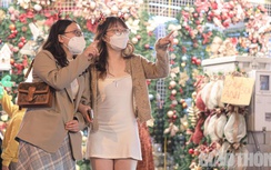 "Nam thanh nữ tú" rủ nhau lên phố Hàng Mã đón Giáng sinh sớm