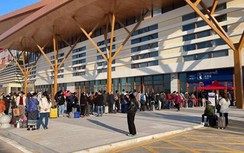 Người Lào rồng rắn xếp hàng, tàu cao tốc "cháy vé" trong ngày đầu mở bán