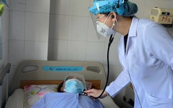 Hạt hồng xiêm mắc trong phế quản người đàn ông ở Cần Thơ 26 năm