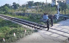 Lái xe đầu kéo thoát chết trong gang tấc nhờ nhân viên đường sắt dũng cảm