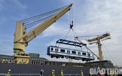 Cận cảnh bốc dỡ hai đoàn tàu metro số 1 về TP.HCM