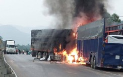 2 ô tô tông đối đầu bốc cháy dữ dội trên đường tránh Huế, 1 người tử vong