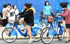 TP.HCM: Người dân hào hứng trải nghiệm xe đạp công cộng