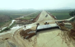 Thi công cao tốc Bắc - Nam xuyên Tết bù tiến độ do Covid-19