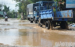 Người dân Quảng Nam "đánh vật" với con đường đầy ổ gà, ổ voi
