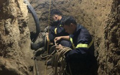 Cận cảnh trườn, bò giải cứu 2 người đi tìm vàng mắc kẹt 6 ngày trong hang