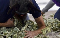 Video nhóm giáo viên bò trên băng, tranh nhau nhặt tiền gây tranh cãi