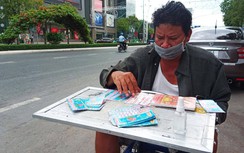 Người bán vé số dạo ở miền Tây vất vả mưu sinh giữa mùa dịch
