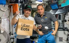 Tỷ phú Nhật Bản "chuyển phát" đồ ăn lên vũ trụ