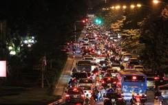 Cận cảnh tuyến đường Hoàng Quốc Việt sắp xén dải phân cách