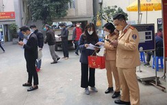 Ồ ạt đổi biển số vàng trước hạn chót, chủ xe bất ngờ chỉ mất chừng 5 phút
