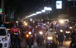Người dân đổ ra đường đón Noel, một số tuyến đường ùn tắc cục bộ