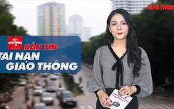 Video TNGT ngày 24/12: Sau va chạm, 2 xe ô tô lao vào nhà dân