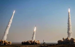 Cận cảnh Iran phóng đồng loạt 16 tên lửa đạn đạo “dằn mặt” Israel