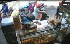 Người phụ nữ "tố" bị nhóm người lạ vờ đụng xe, trộm tài sản ở TP.HCM