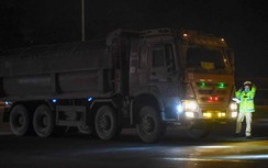 Phớt lờ CSGT, xe quá tải tăng ga chạy thục mạng trên cao tốc