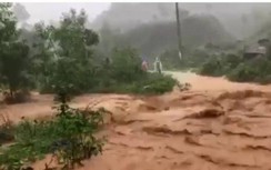 Di dời khẩn cấp nhiều hộ dân khu vực dưới chân đèo nguy cơ sạt lở ở Huế