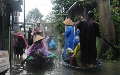 Đường biến thành sông, nhiều khu dân cư ở Quảng Nam ngập sâu, cô lập