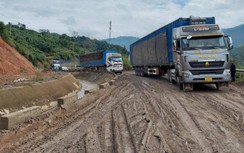 Đường tạm lên cửa khẩu La Lay hư hỏng, tạo “sống trâu” chi chít