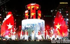 Người dân TP.HCM đổ về phố đi bộ Nguyễn Huệ trước thời khắc đếm ngược