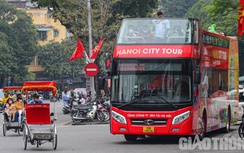 Người Hà Nội bình lặng mua sắm, dạo phố trong ngày đầu năm mới 2022