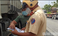 Nhiều xe khách không gắn camera, đổi biển số vàng bị CSGT lập biên bản