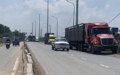 TP.HCM: Vì sao xe container đậu tràn đường Võ Chí Công?