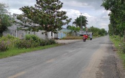 Đồng bào dân tộc hiến đất mở đường, lắp đèn chiếu sáng làm đẹp đường quê