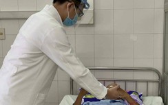 Nghẹt thở ca phẫu thuật cấp cứu ông lão 70 tuổi tự đóng đinh vào đầu