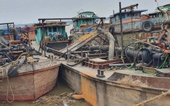 Cận cảnh CSGT liên tiếp bắt tàu khai thác cát trái phép dịp cuối năm