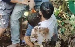 Video cận cảnh nhóm thợ sơn đu dây giải cứu cháu bé rơi xuống giếng