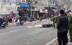 Con gái đi xe máy tự ngã, mẹ văng ra đường bị ô tô cán tử vong