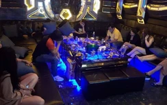 Tạm giữ hơn 50 đối tượng đánh bạc, hát karaoke dương tính ma túy, Covid-19