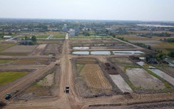 Đường chưa xong, đất Long An đã nóng từng ngày