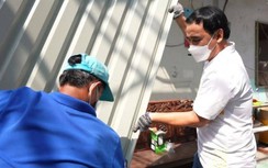 Mặc xe nổ lốp, Quyền Linh vẫn gấp gáp đi lợp mái tôn hộ nữ điều dưỡng