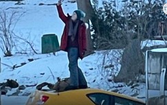 Ô tô sắp chìm, người phụ nữ vẫn thản nhiên chụp ảnh "tự sướng"