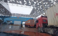 Tài xế xuất hàng qua cửa khẩu Móng Cái bị ép đưa "tiền luật" thế nào?