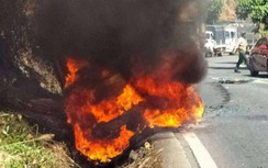 Xe khách 16 chỗ bốc cháy ngùn ngụt trên đèo Bảo Lộc